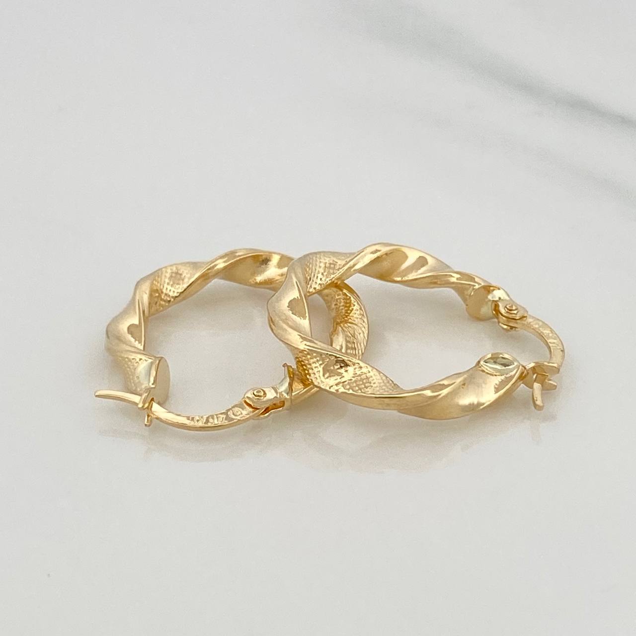 Twisted Screw Hoop Earrings 1.9 g / 1 in 18K Yellow Gold