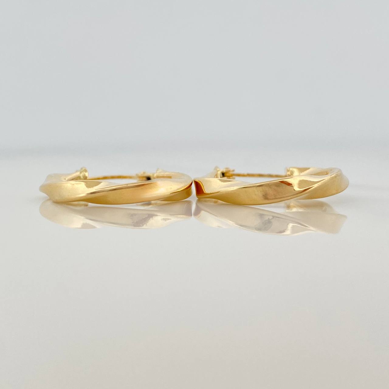 Kari Hoop Earrings 1.75 g / 3/4 in 18K Yellow Gold