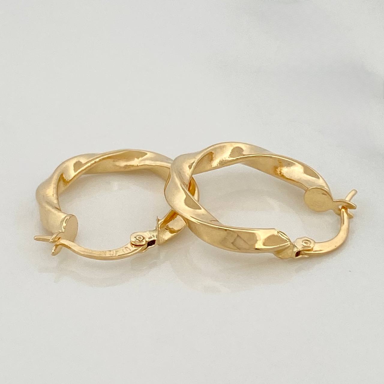Kari Hoop Earrings 1.75 g / 3/4 in 18K Yellow Gold