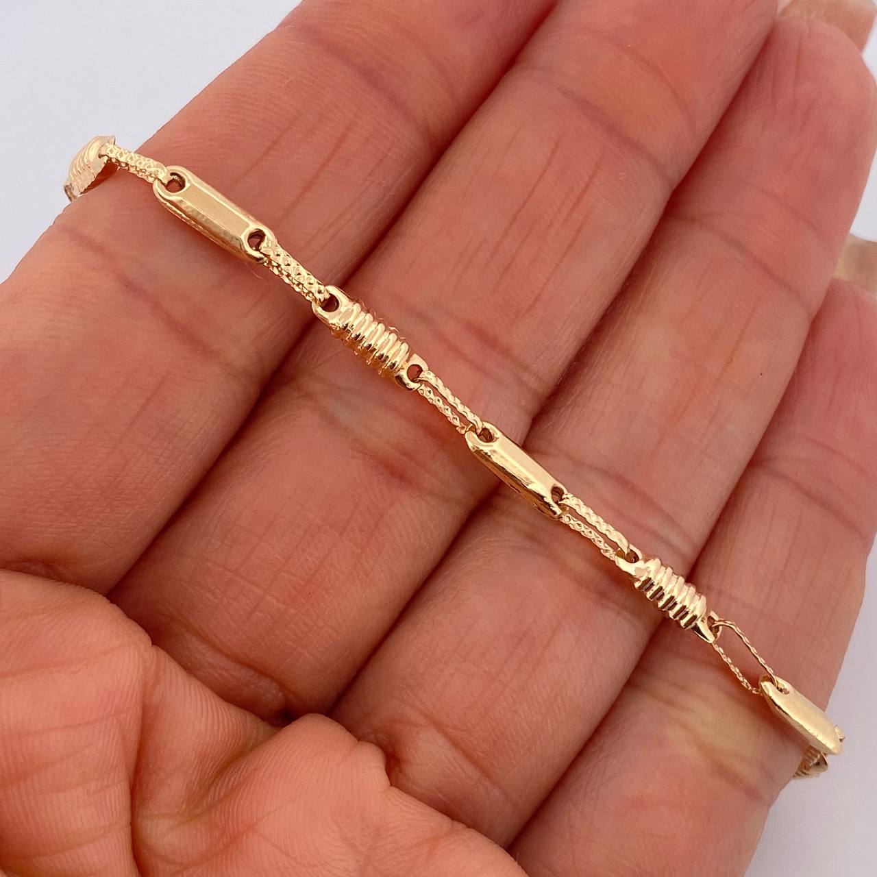 Rustic Barrel Bracelet 3.6gr / 8.5in / 18K Gold $