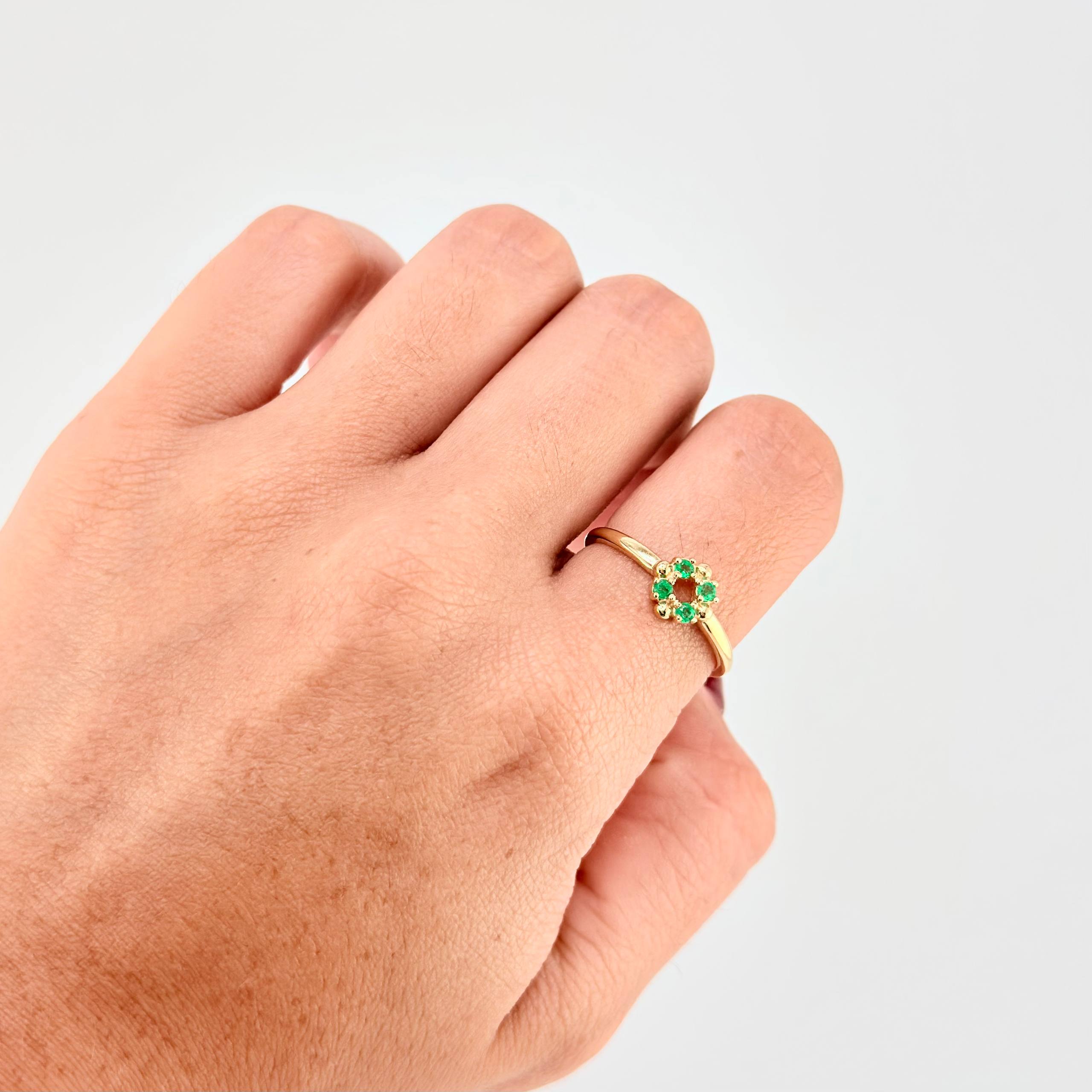 Anillo Recuadros Esfericos Esmeraldas 1Pts 1.65 g / T8 Oro Amarillo 18K