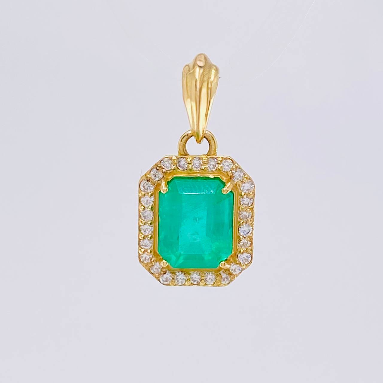 Dije Marco Cuadrado Tridimensional Esmeralda 2,54 Qts 20Pts 3.5 g / 3/4 in Oro Amarillo 18K