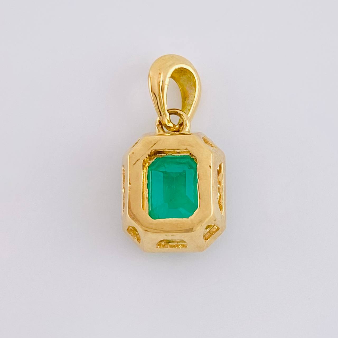 Three-Dimensional Square Frame Pendant Emerald 2.02 Qts Diamond 19Pts 3.05 g / 3/4 in 18K Yellow Gold