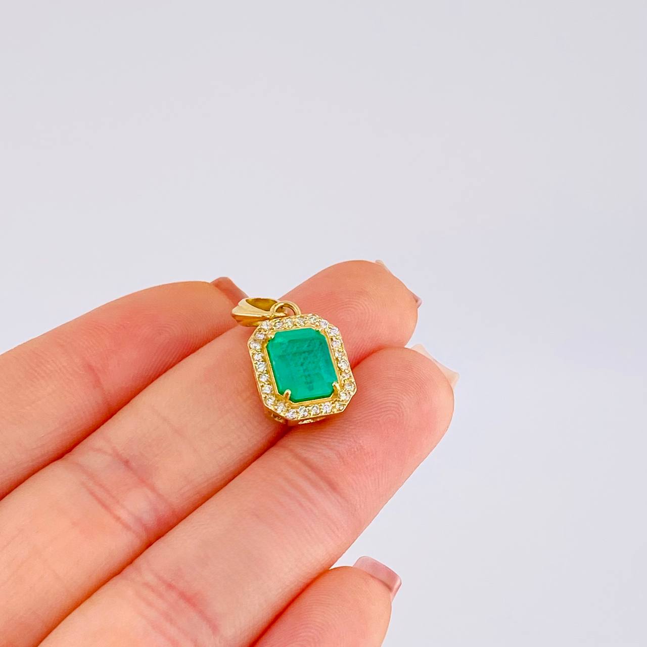 Three-Dimensional Square Frame Pendant Emerald 1.64 Qts Diamond 19Pts 2.8 g / 3/4 in 18K Yellow Gold