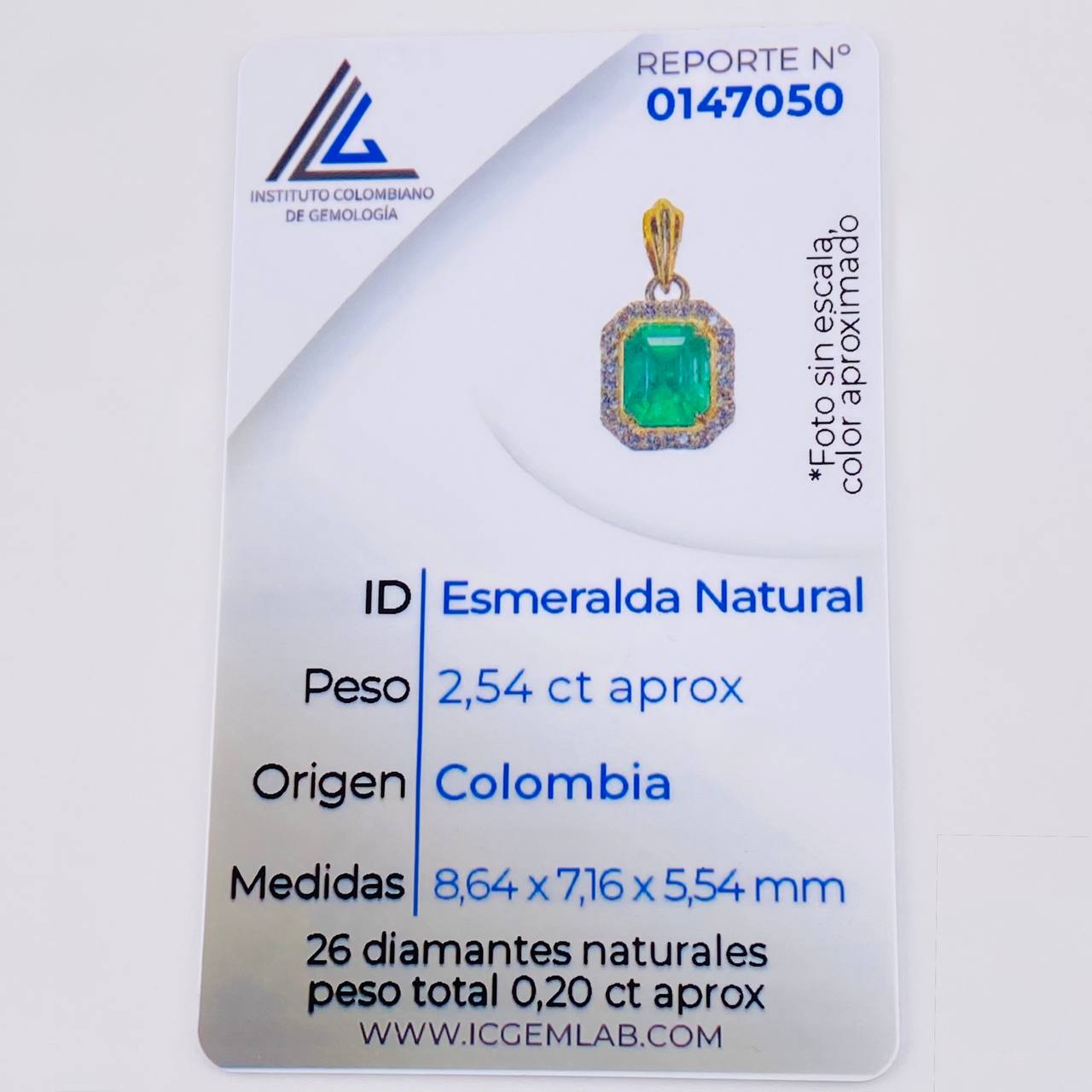 Dije Marco Cuadrado Tridimensional Esmeralda 2,54 Qts 20Pts 3.5 g / 3/4 in Oro Amarillo 18K