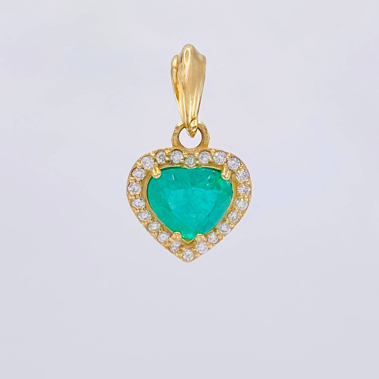 Dije Corazon Tupido Esmeralda 1,34 Qts Diamante 18Pts 3 g / 3/4 in Oro Amarillo 18K