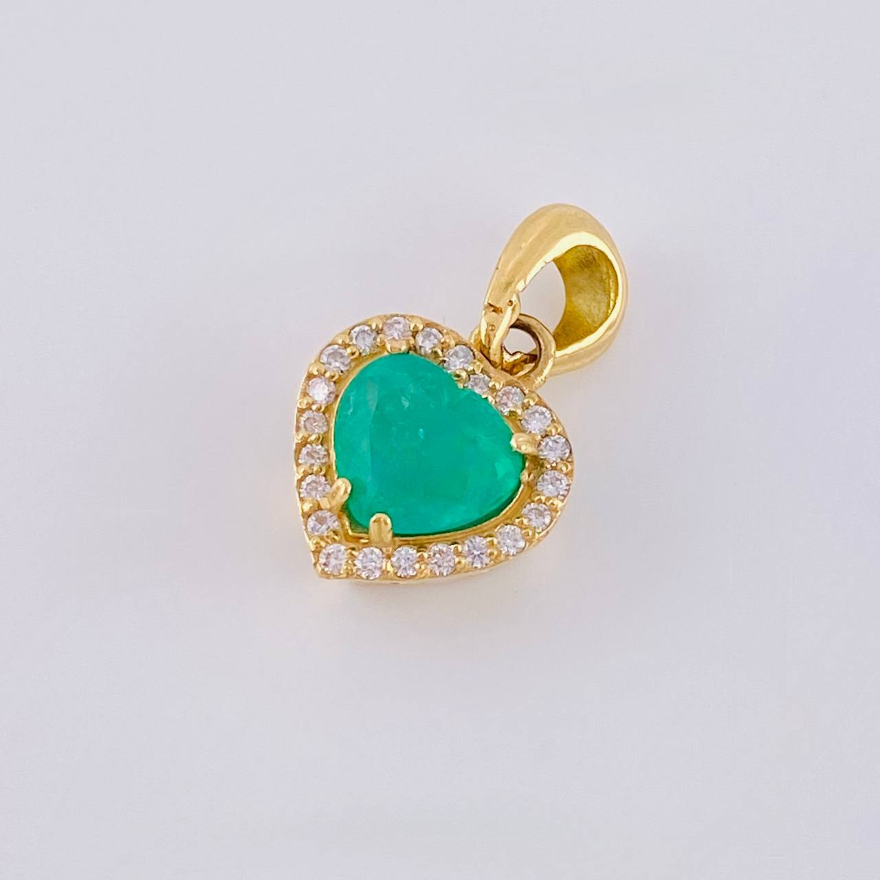 Dije Corazon Tupido Esmeralda 1,34 Qts Diamante 18Pts 3 g / 3/4 in Oro Amarillo 18K