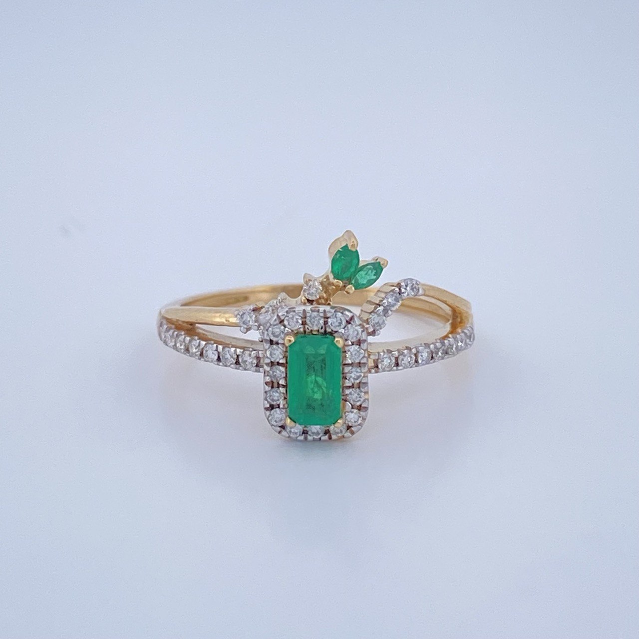 Anillo Encanto Esmeralda 2.85gr / T6 1/2 / Dos Oros Amarillo Blanco 18K %