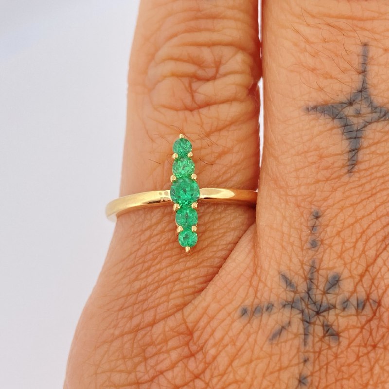 Emerald Line Ring 2.25gr / Size 5 1/2 / 18K Gold +