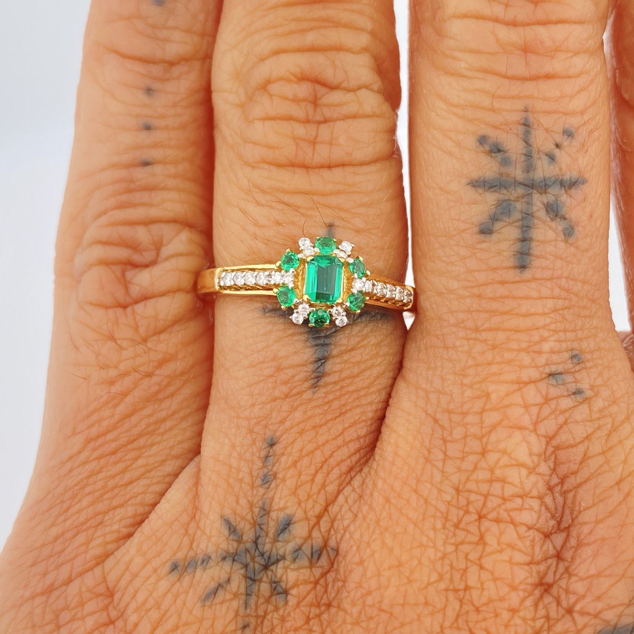 Halo Churumbela Emerald Ring 3.05gr / Size 7 1/4 18K Gold +0$