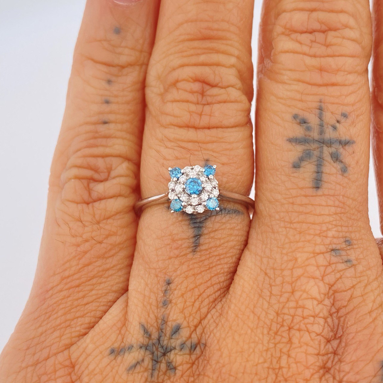 Snowflake Diamond Ring 2.2g / Size 6 1/4 / 18K White Gold %