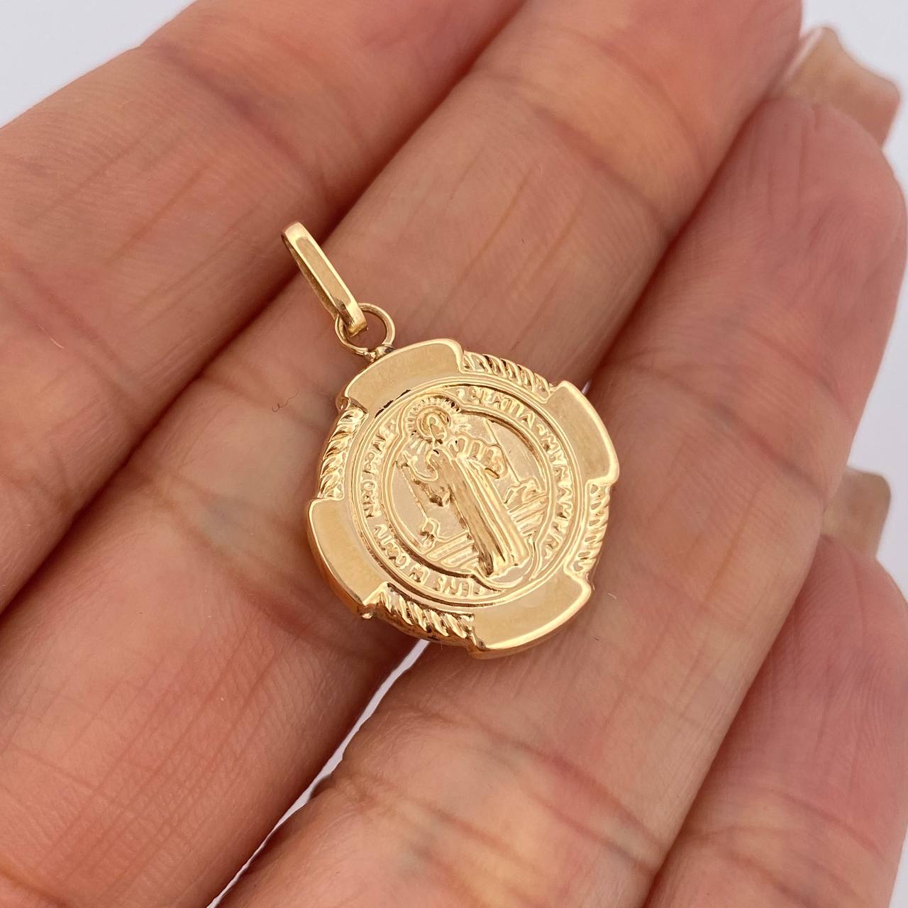 Dije San Benito 1.3gr / 2.5cm / Oro 18K $