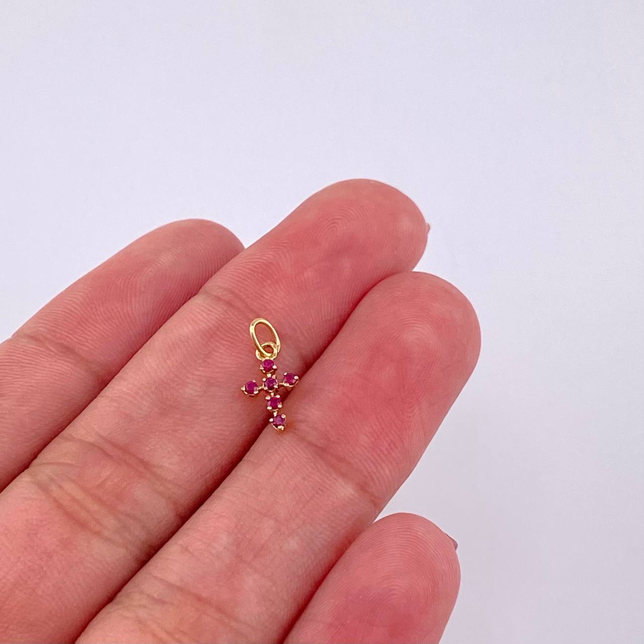 Dije Cruz Burbuja Rubíes 8pts 0.2g / 1/2 in Oro Amarillo 18K