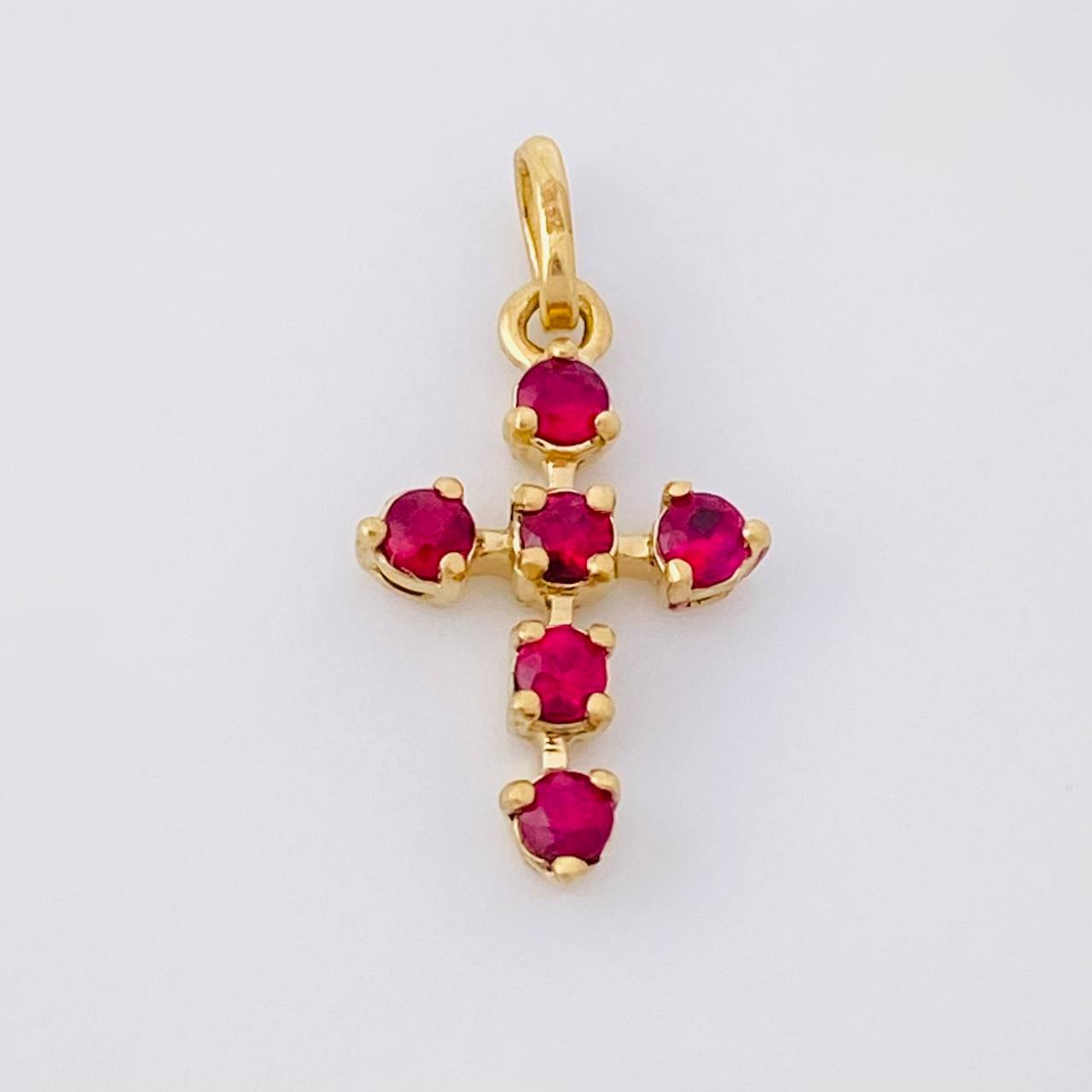 Dije Cruz Burbuja Rubíes 8pts 0.2g / 1/2 in Oro Amarillo 18K