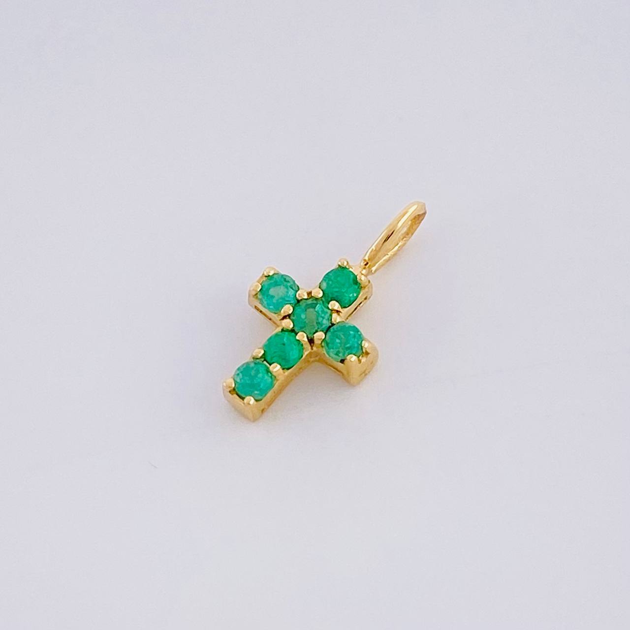 Pendant Cross Emeralds 12pts 0.4g / 1/2 in 18K Yellow Gold