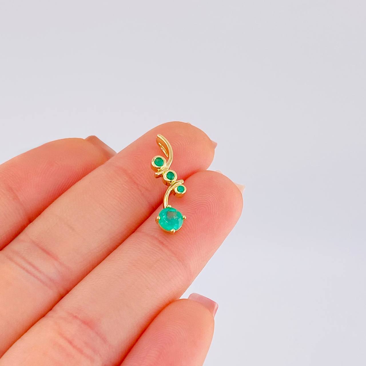 Trio Linked Pendant Emerald 43Pts 1.05 g / 3/4 in 18K Yellow Gold