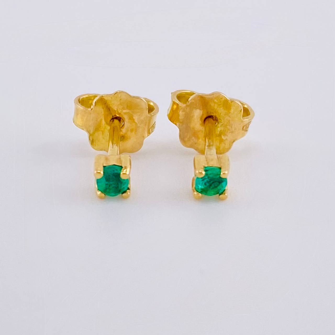 Four-Prong Emerald Stud Earrings 12Pts 1.15 g / in / 2.8 mm 18K Yellow Gold