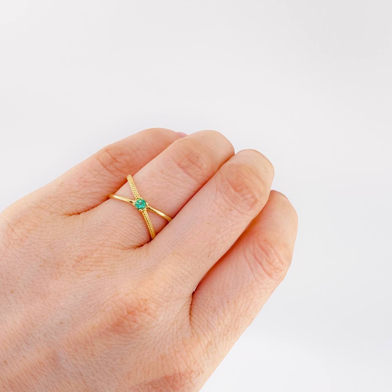 Anillo Infinito Tridimensional Esmeralda 15Pts 2.2 g / T6 1/2 Oro Amarillo 18K