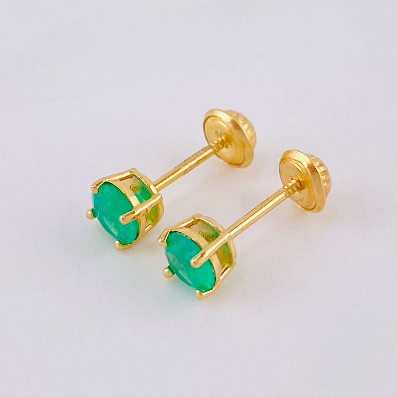 Topos Cuatro Garras Esmeralda 42Pts 1.2 g / in / 4.9 mm Oro Amarillo 18K