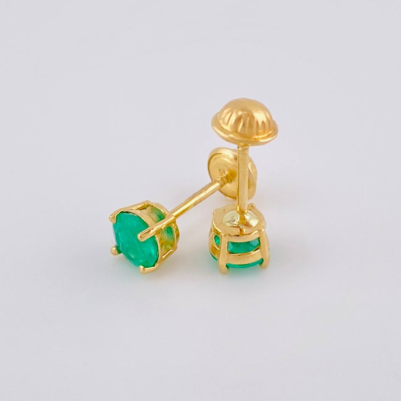 Topos Cuatro Garras Esmeralda 42Pts 1.2 g / in / 4.9 mm Oro Amarillo 18K