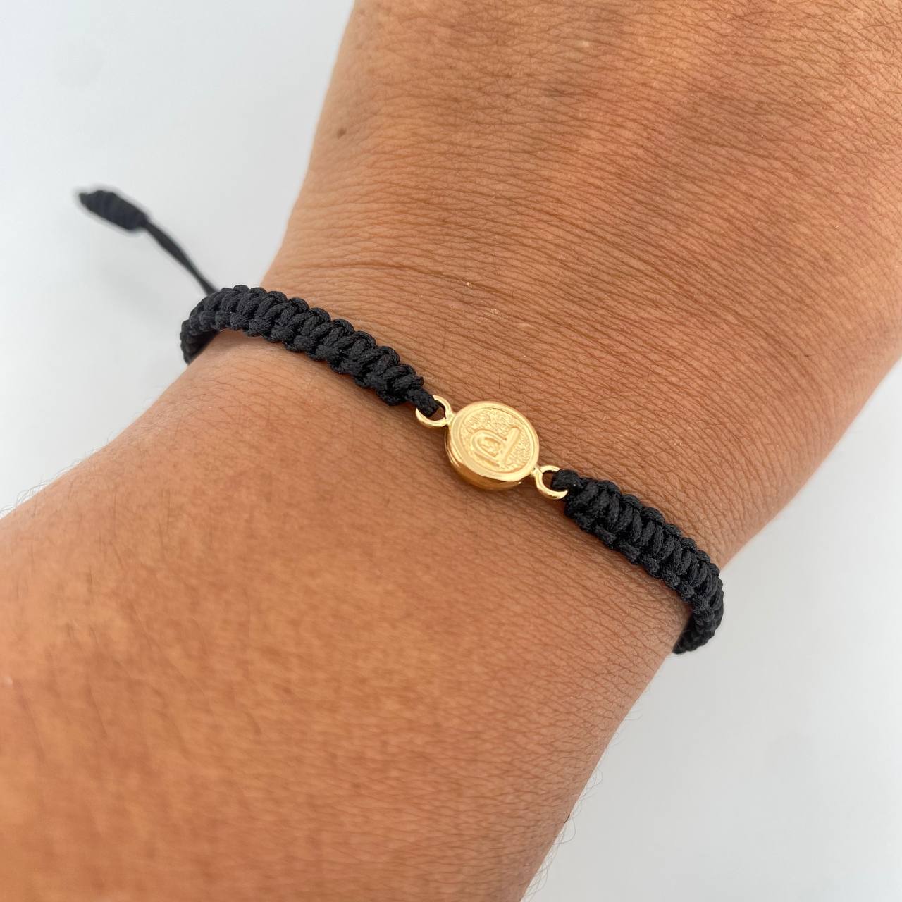 Pulsera Negra Letra P 0.4gr / Oro Amarillo 18K &