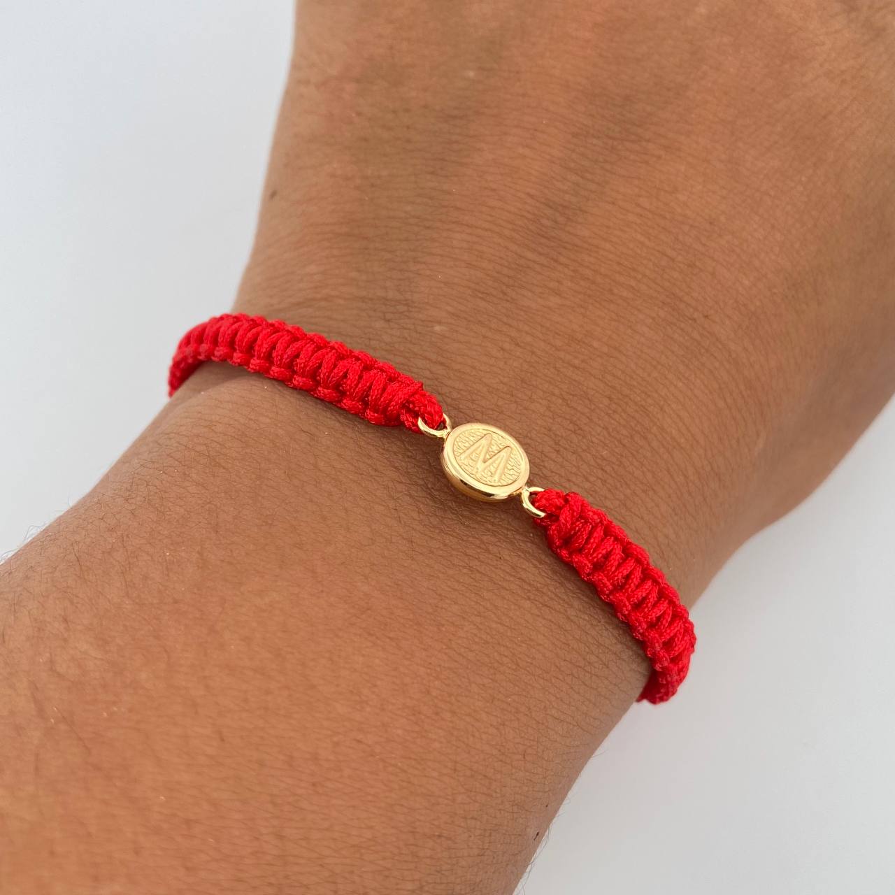 Pulsera Roja Letra W 0.4gr / Oro Amarillo 18K &
