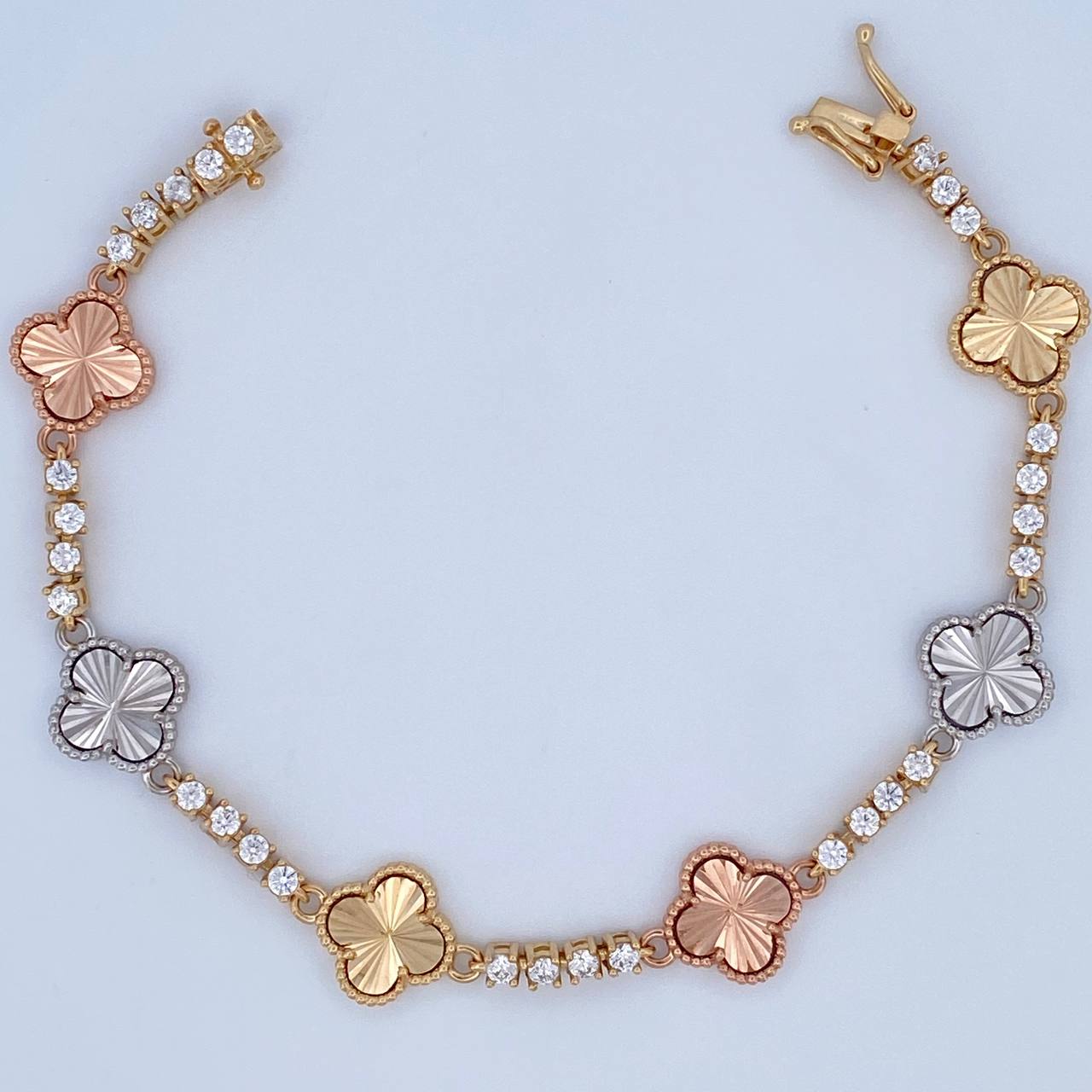 Tennis Bracelet Clover 16.85gr / 7.9in / Special Pearl 18K Gold $