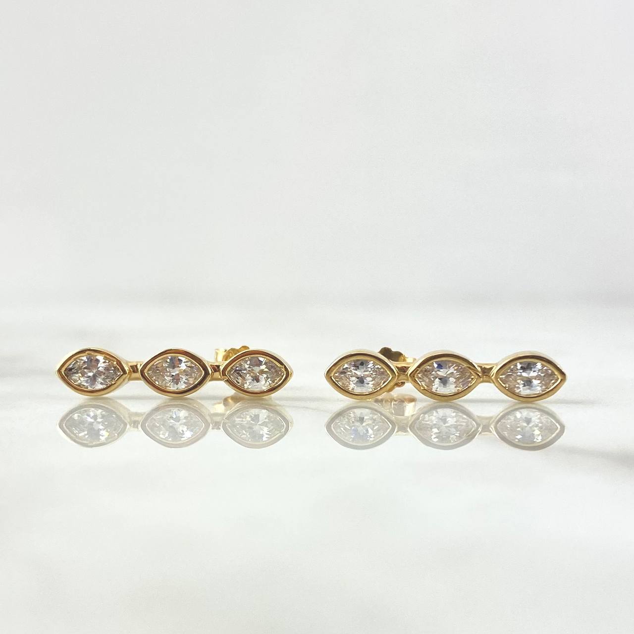 Topos Trio De Ojos 3.3gr / 2.1cm / Circones Blancos  Oro Amarillo 18K ©