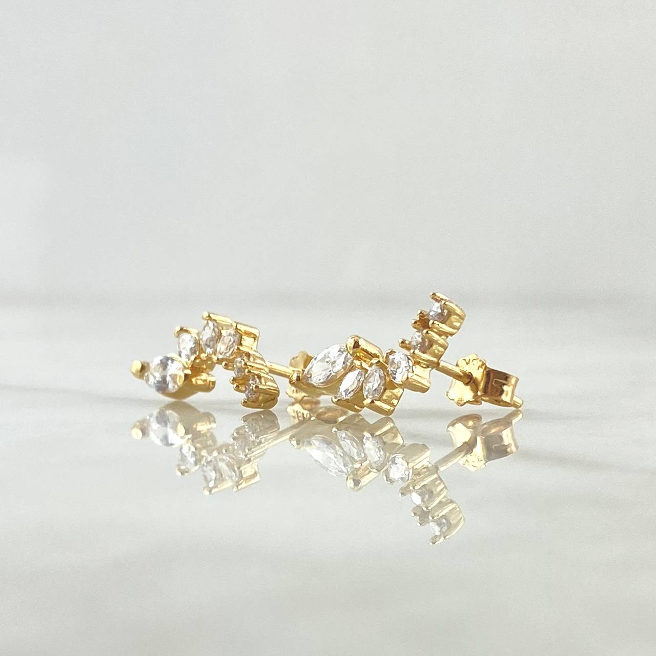 Topos Pétalos En Curva 2.6gr / 1.5cm / Circones Blancos Oro Amarillo 18K *