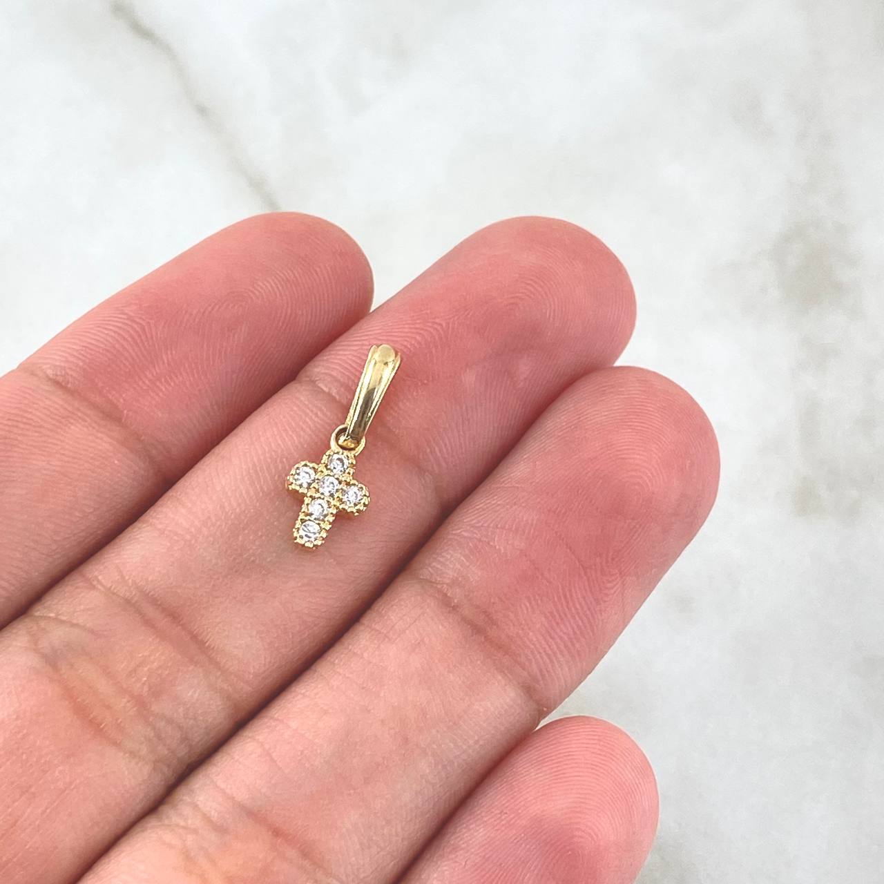 Dije Cruz Mini Basteada 0.65gr / 1.5cm / Circones Blancos Oro Amarillo 18K