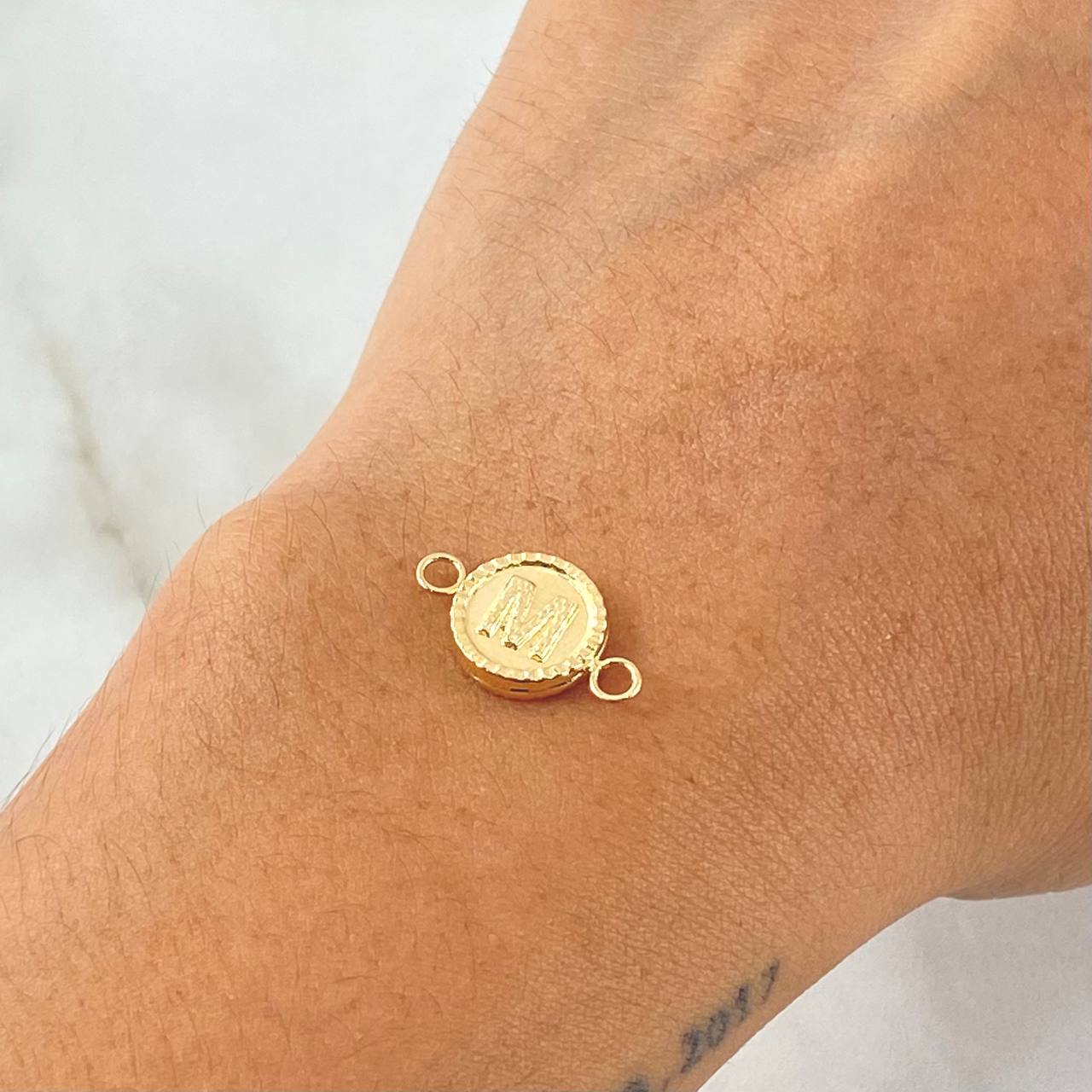 Herraje Letra M 0.6gr / 1.7cm / Oro 18K