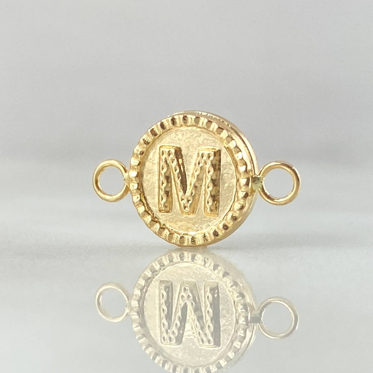 Herraje Letra M 0.55gr / 1.7cm / Oro 18K