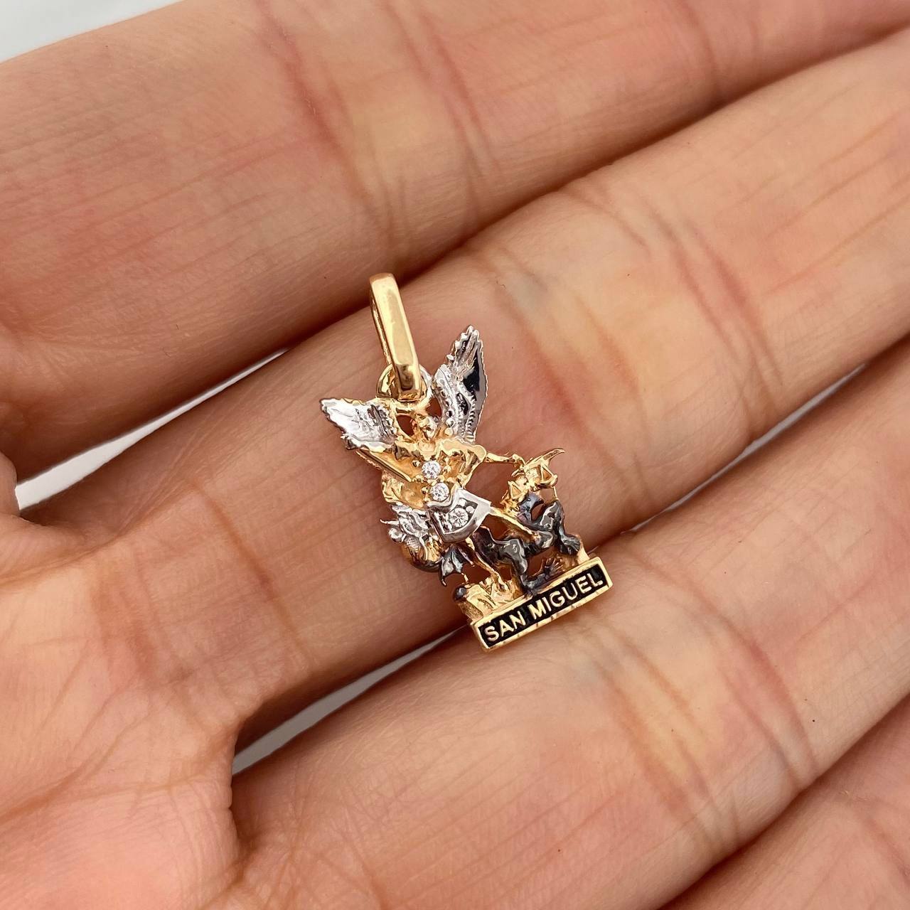 Dije San Miguel Arcangel 1.5 g / 3/4 in Tres Oros 18K