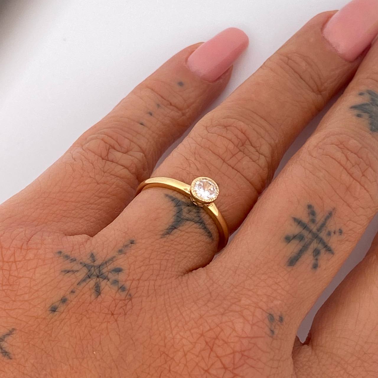 Solitaire Ring 1.6gr / Size 7 / 18K Gold &