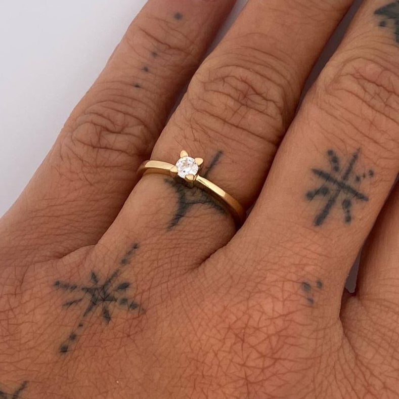 Anillo Solitario 2.45gr / T6 1/4 / Oro 18K &