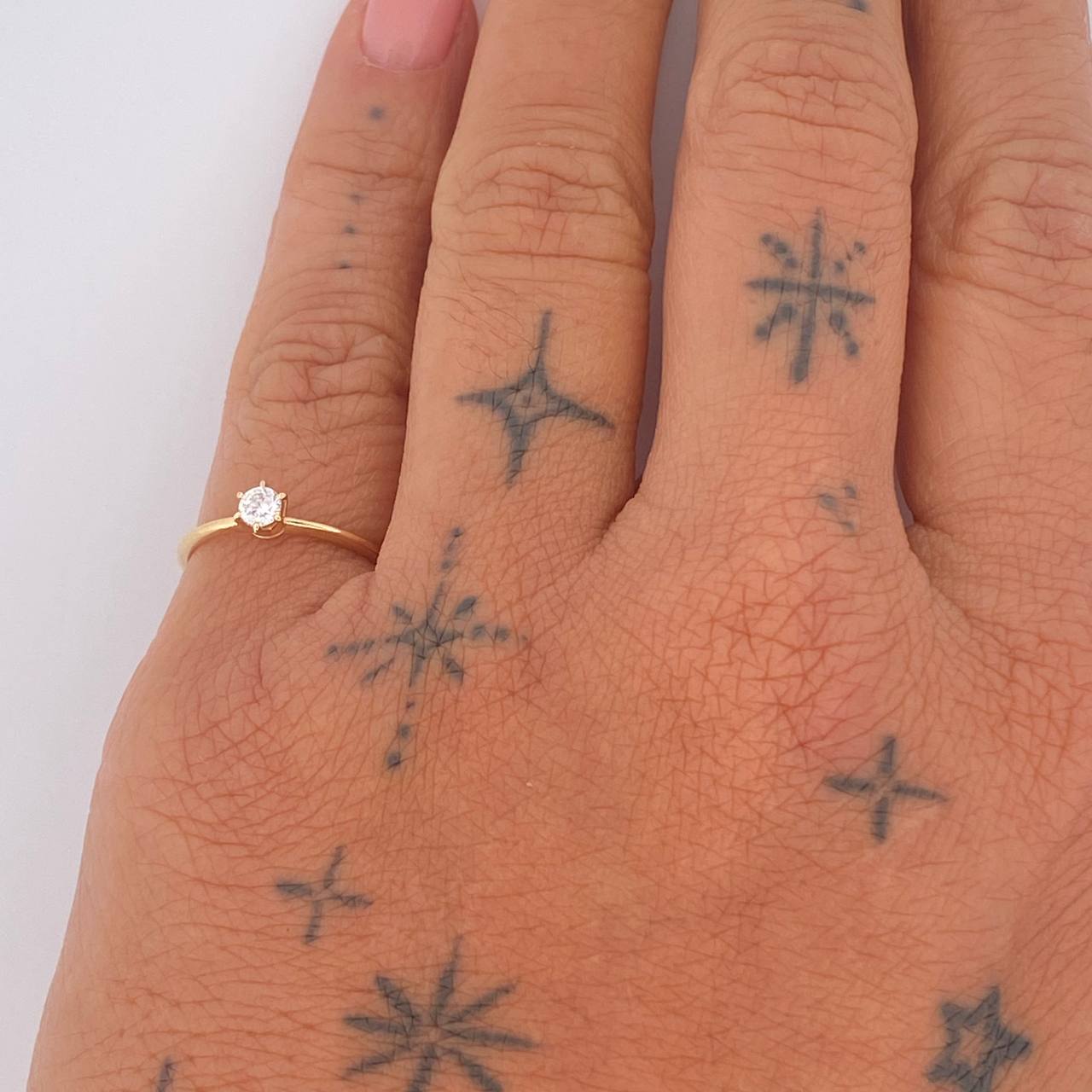 Solitaire Ring 1.2gr / Size 5 1/2 / 18K Gold &
