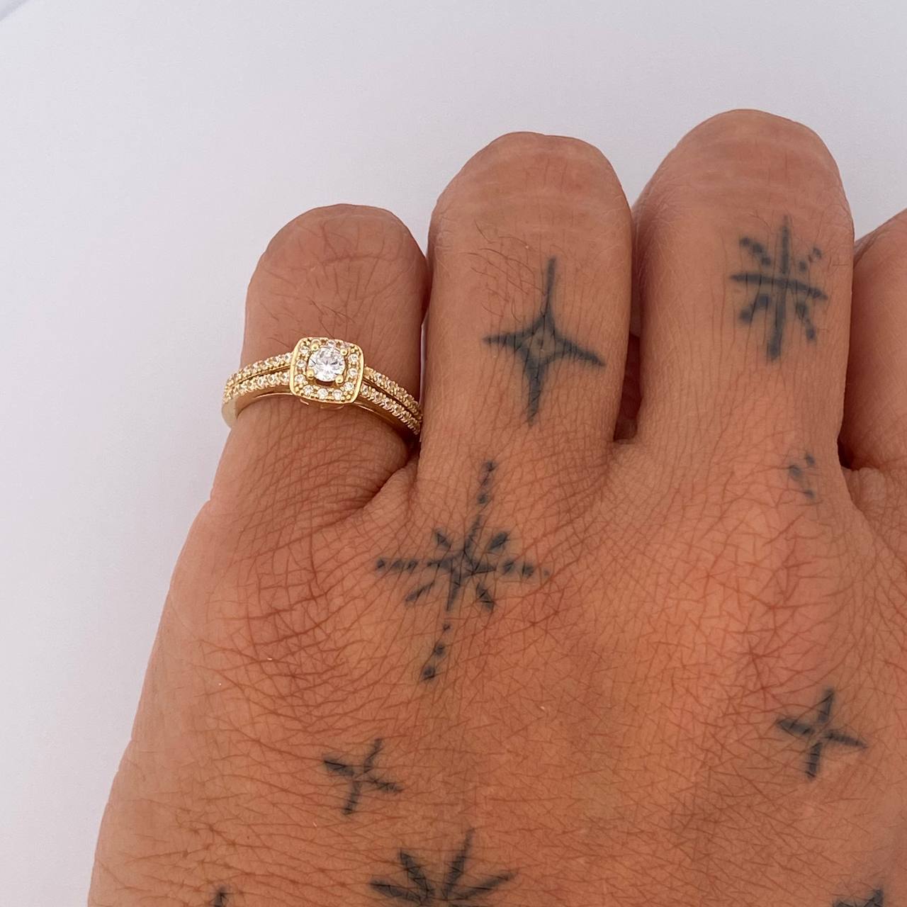 Square Halo Ring 2.45gr / Size 4 3/4 / 18K Gold &