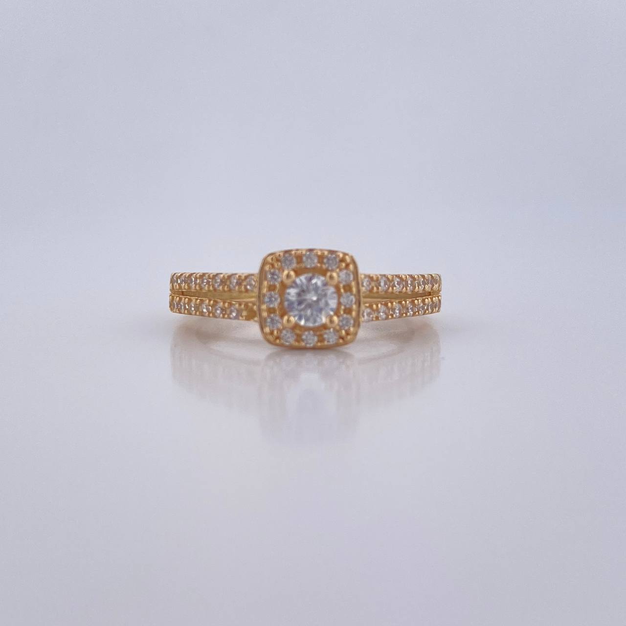 Square Halo Ring 2.45gr / Size 4 3/4 / 18K Gold &