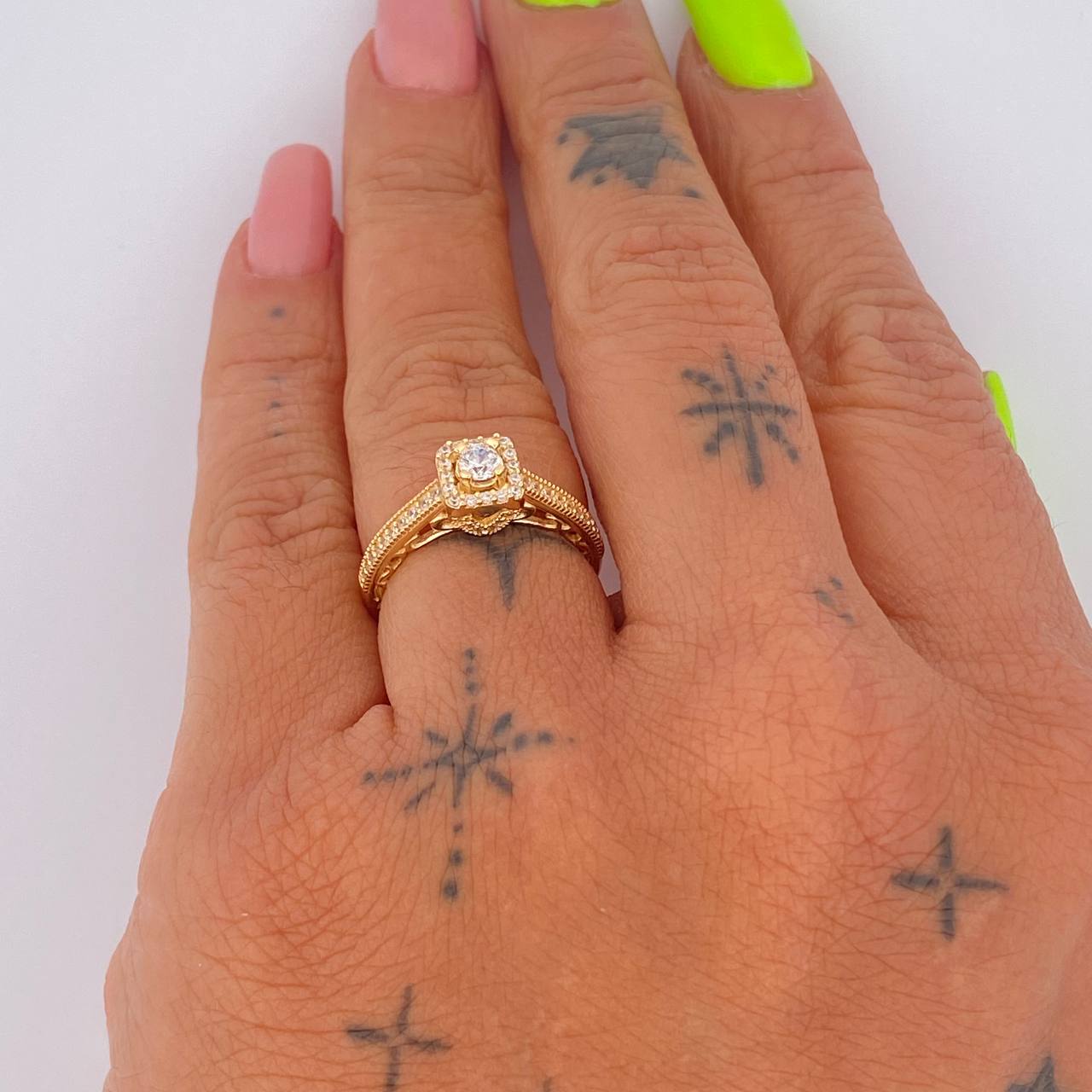 Square Halo Ring 3.45gr / Size 5 1/4 / 18K Gold &