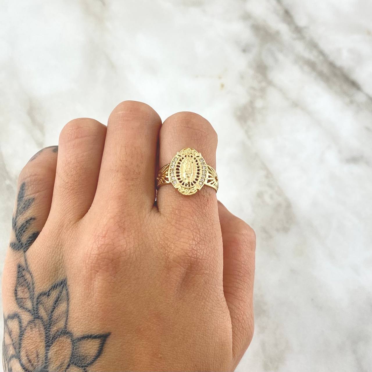 Anillo Escudo Arcangel San Miguel Cruz 7.05gr / T9 1/2 / Circones Negros Blancos Oro Amarillo 18K ©