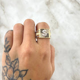 Anillo Signo Peso 6.75gr / T9 3/4 / Circones Blancos Y Negros Dos Oros Amarillo Blanco 18K *