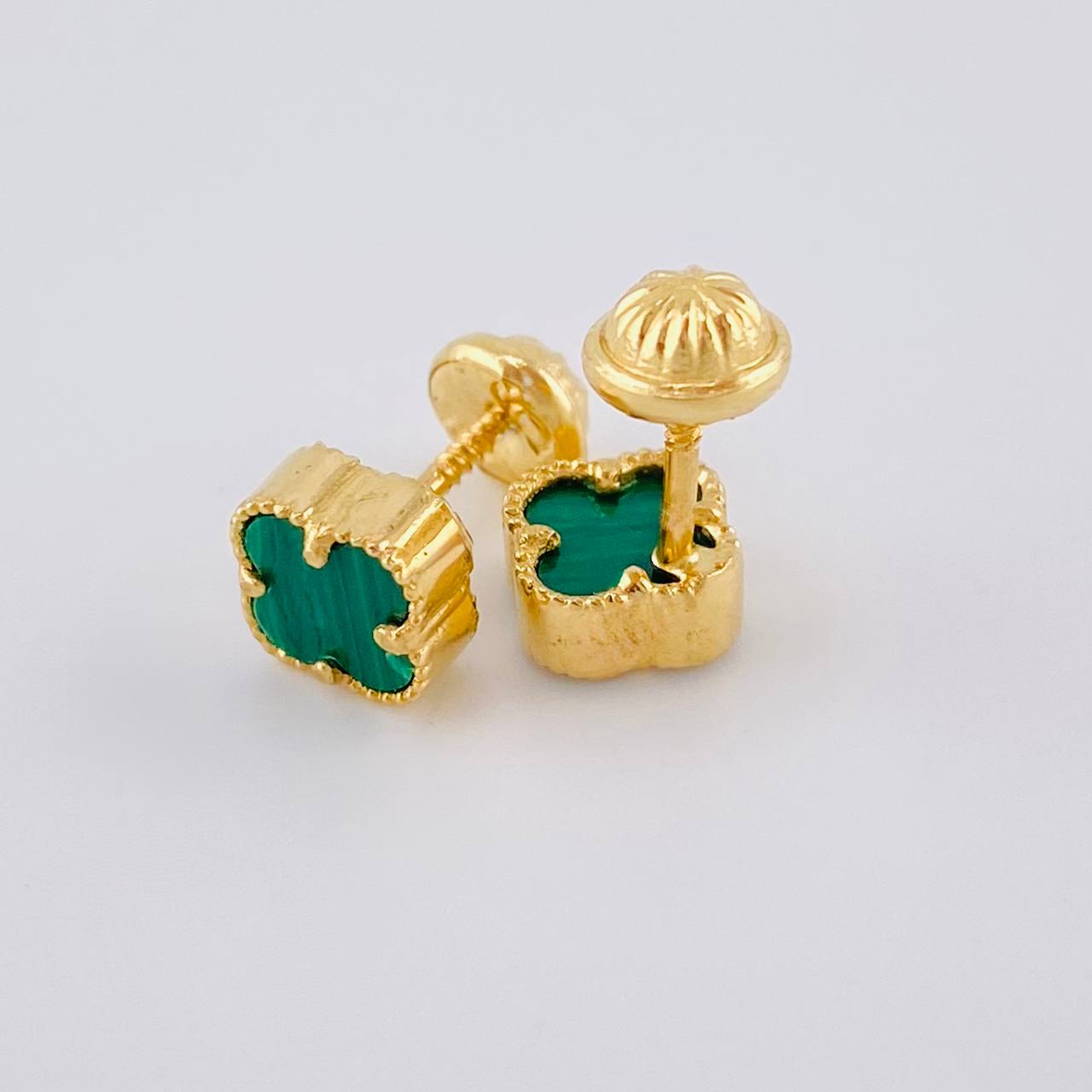 Topos Trebol Malaquita Verde 1.3g / in / 6.2mm Oro Amarillo 18K