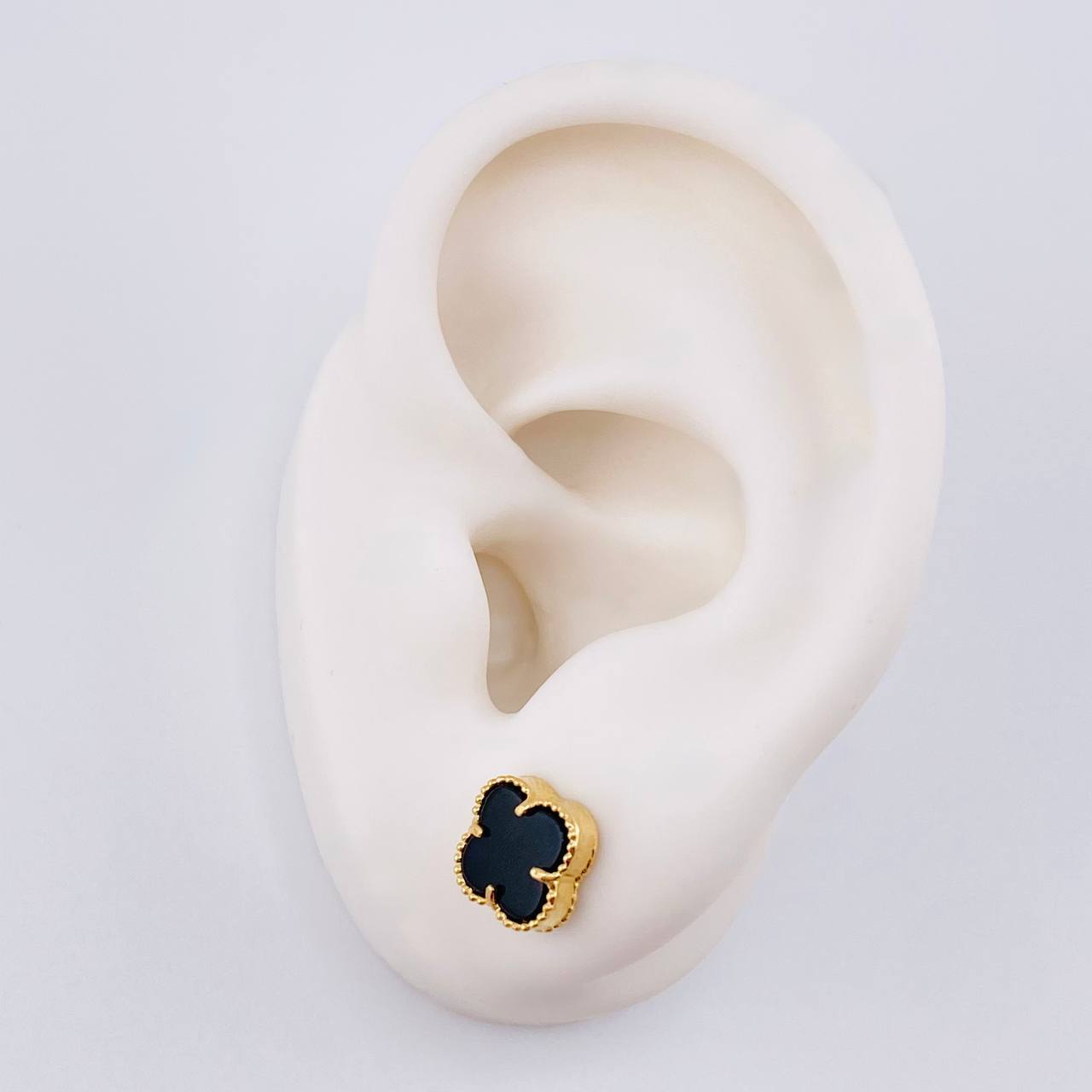 Topos Trebol Onix Negro 2.15 g / in / 8.4 mm Oro Amarillo 18K