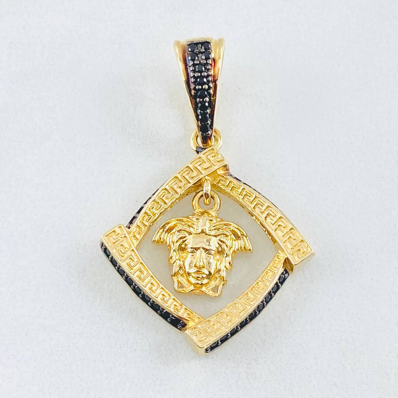 Medusa Pendant 4.2gr / 1.3in / 18K Gold