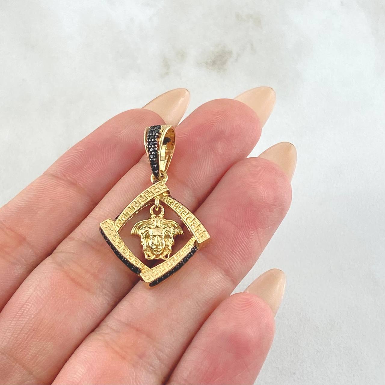 Medusa Pendant 4.2gr / 1.3in / 18K Gold