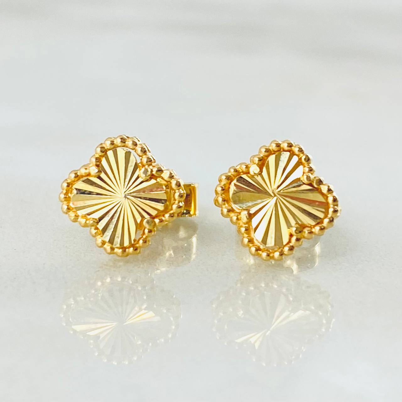 Clover Stud Earrings 2.1gr / 18K Yellow Gold