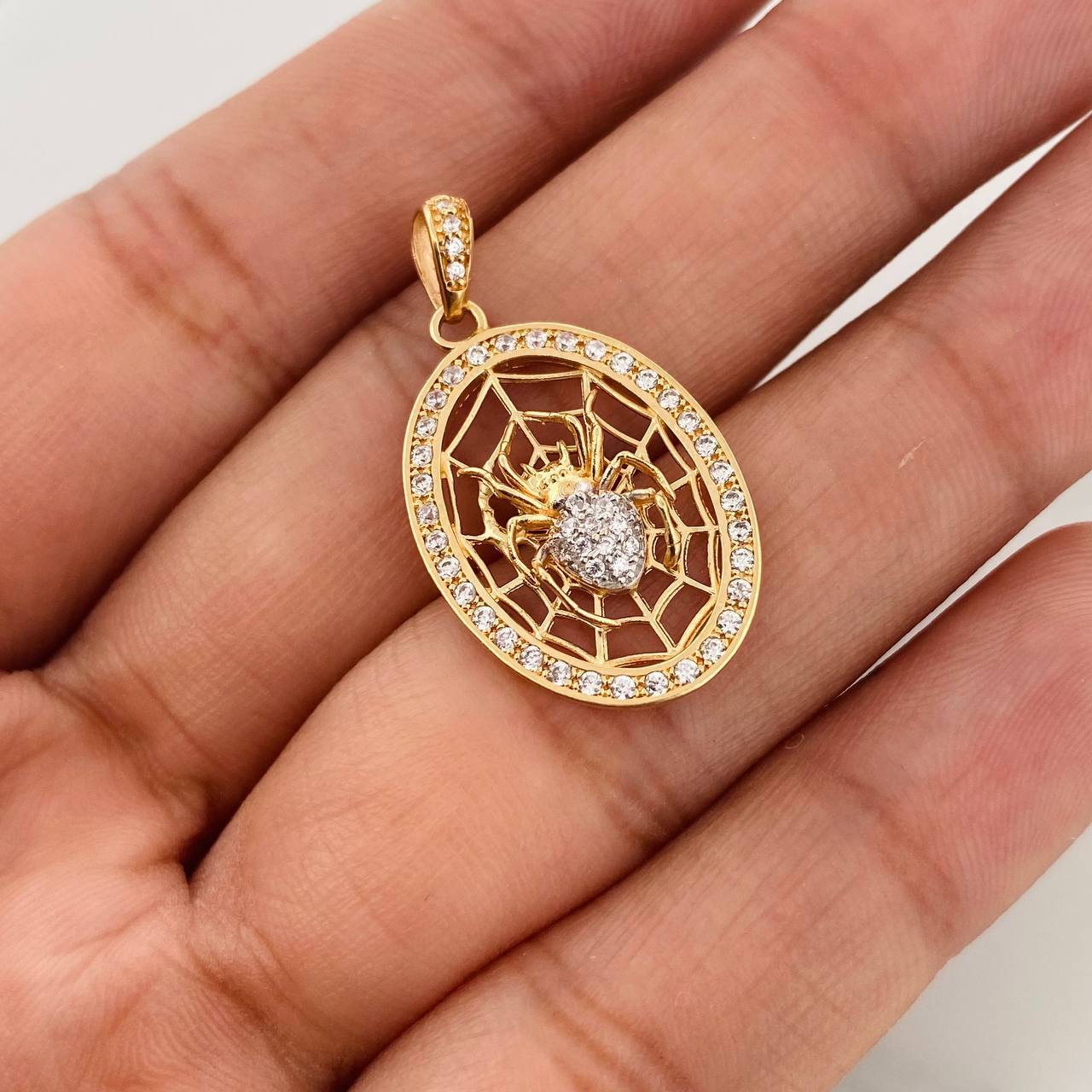 Dije Araña 2.95g / 1 1/4 in Dos Oros Amarillo Blanco 18K