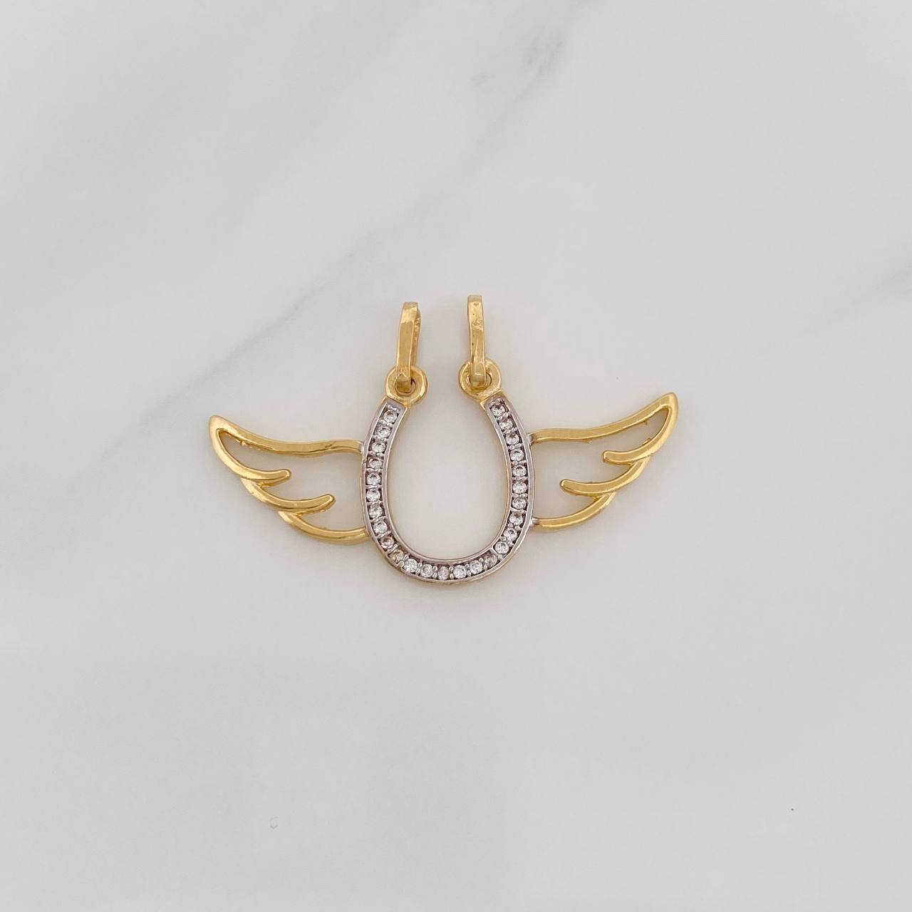 Dije Letra U Alas 2.6g / 3/4 in Dos Oros Amarillo Blanco 18K