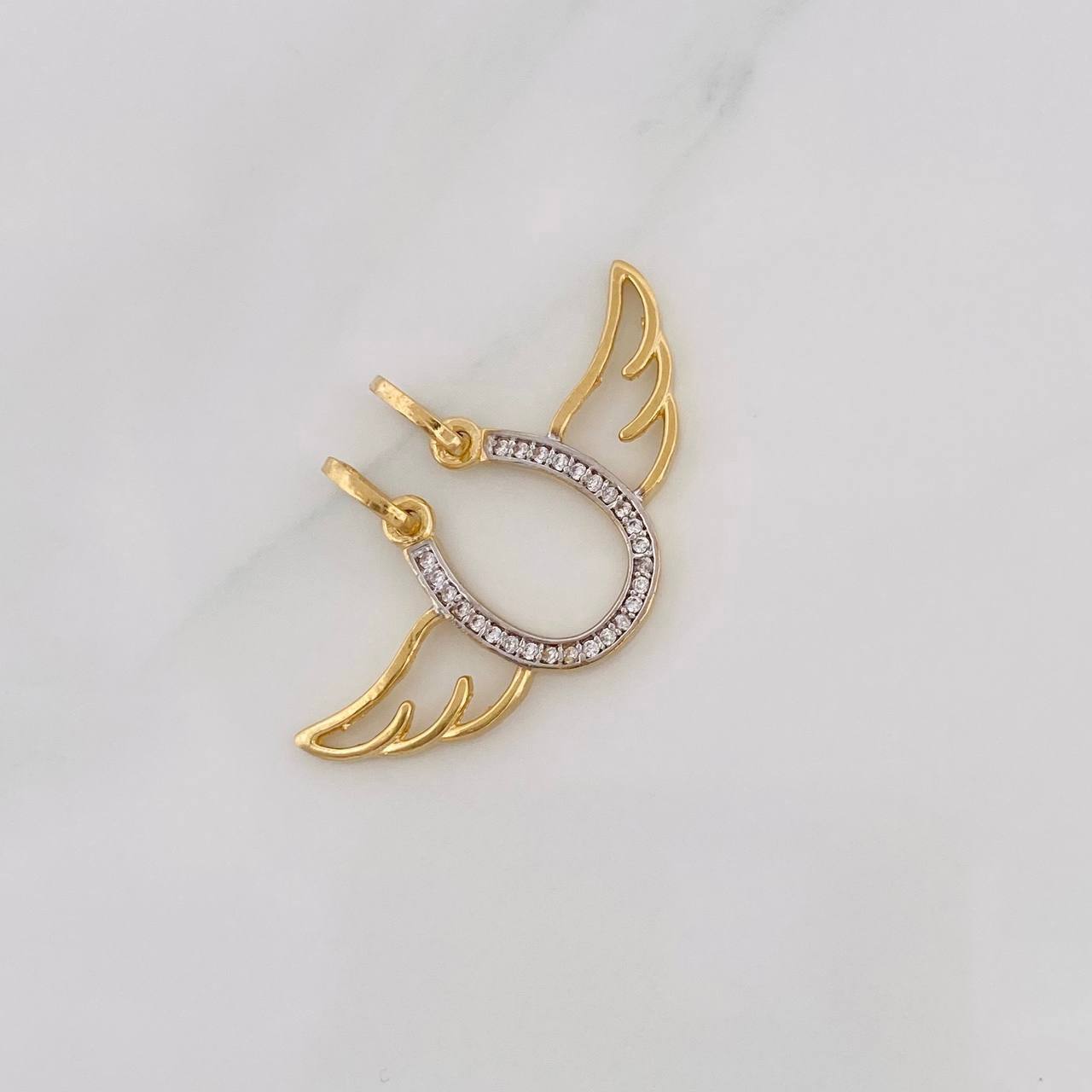Dije Letra U Alas 2.6g / 3/4 in Dos Oros Amarillo Blanco 18K