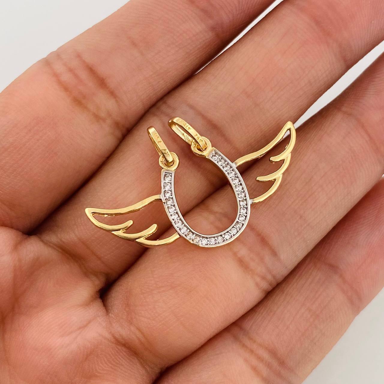 Dije Letra U Alas 2.6g / 3/4 in Dos Oros Amarillo Blanco 18K